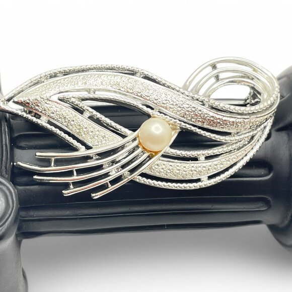 Vintage CORO Signed Brooch Ribbon with A Faux Pearl Shiny Silver-Tone Abstract - Picture 2 of 9